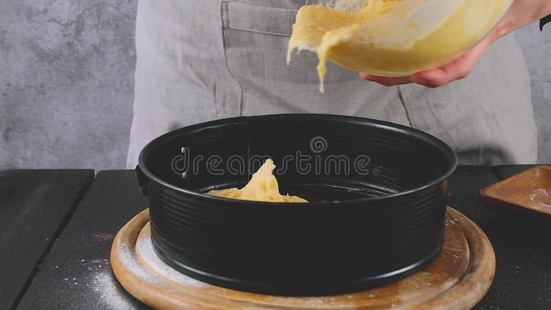 Pasta de preparação de padaria. culinária. uísque açúcar de ovo e farinha.