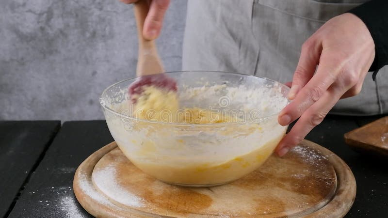 Pasta de preparação de panificação. culinária. uísque açúcar de ovo e farinha.