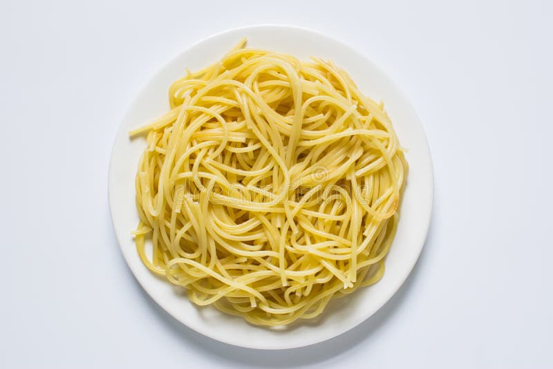Pasta degli spaghetti su priorità bassa bianca immagine stock libera da diritti Pasta degli spaghetti su priorità bassa bianca immagine stock libera da diritti