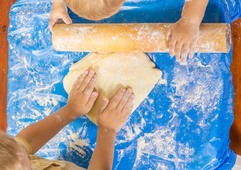 Pasta del cocinero de los niños para una empanada fotos de archivo