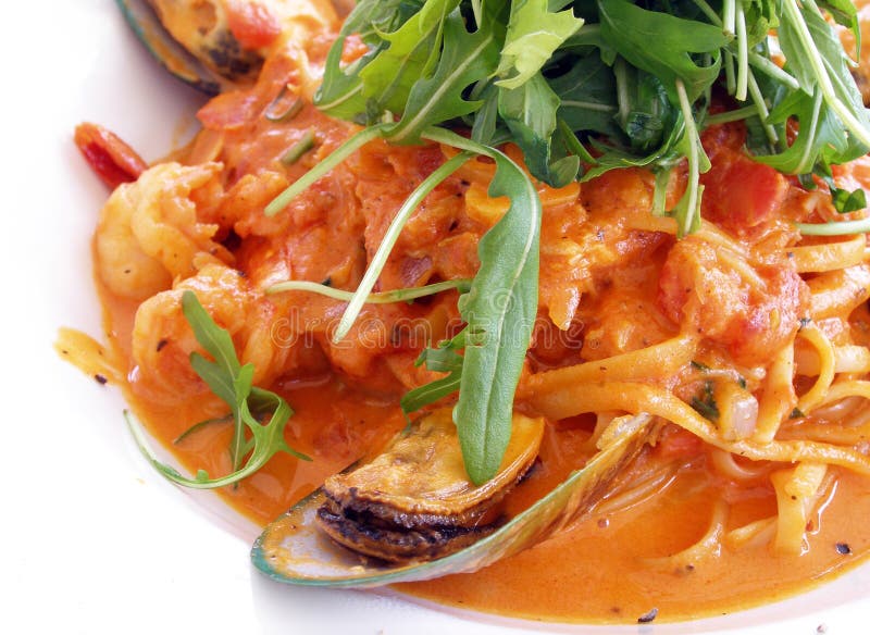 Pasta del Linguine, pomodoro dei frutti di mare immagini stock Pasta del Linguine, pomodoro dei frutti di mare immagini stock