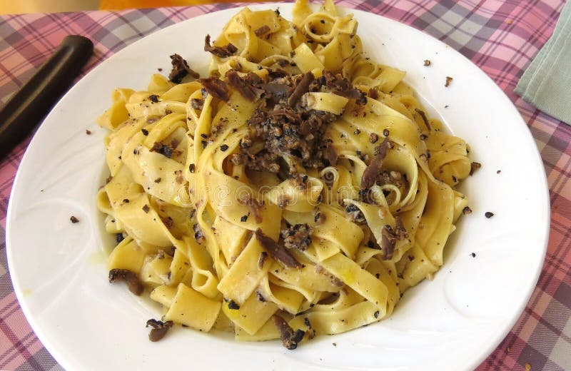 Pasta Del Tartufo in Italia Immagine Stock Immagine di aglio, tabella