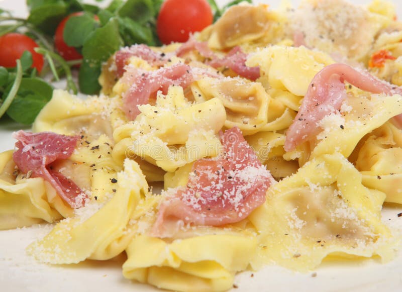 Pasta Del Tortellini Con Il Prosciutto Di Parma Fotografia Stock Immagine di cucina, sano