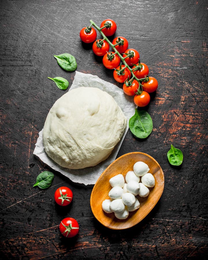 Pasta della pizza con la mozzarella ed i pomodori ciliegia fotografie stock