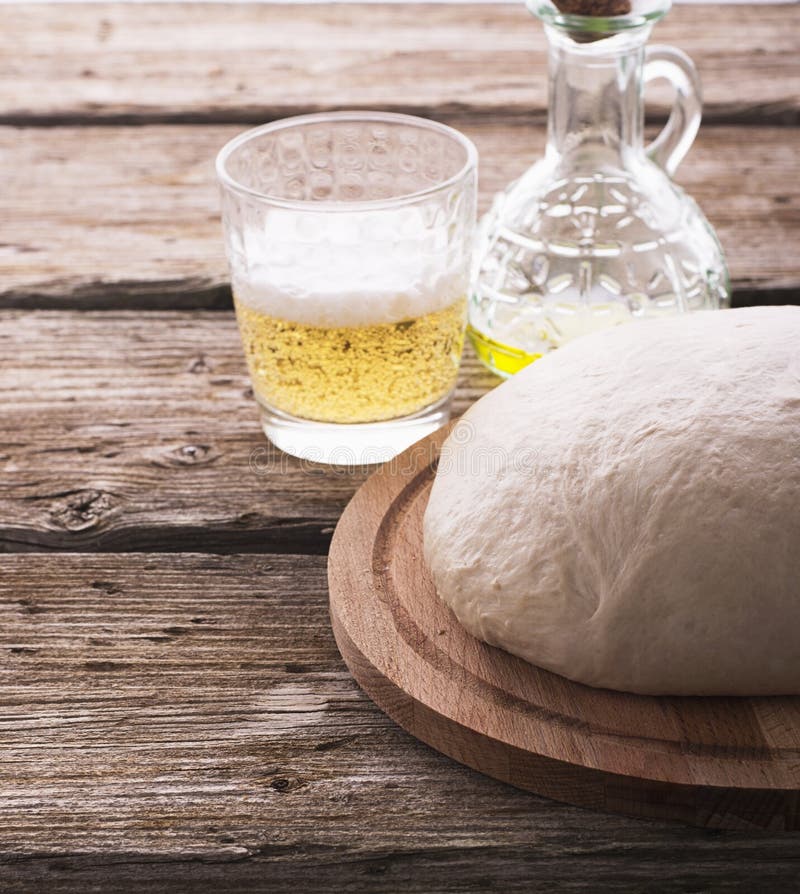 Pasta Della Pizza Su Una Birra Fotografia Stock Immagine di pizzeria