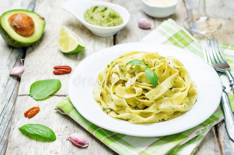 Pasta di pesto del pecan del basilico degli spinaci dell'avocado immagini stock Pasta di pesto del pecan del basilico degli spinaci dell'avocado immagini stock