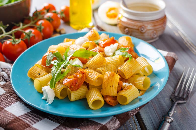 Pasta Di Rigatoni Con La Mozzarella Ed Il Pomodoro Immagine Stock