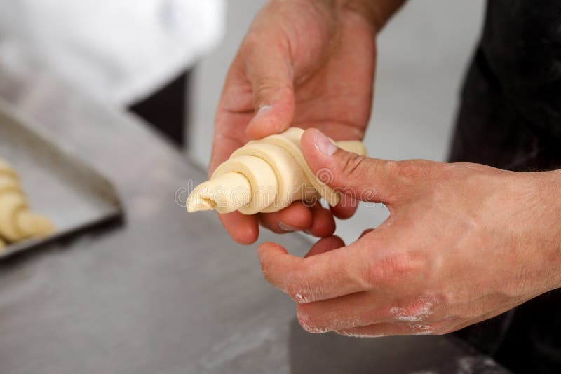 Pasta di rotolamento in un croissant immagini stock libere da diritti Pasta di rotolamento in un croissant immagini stock libere da diritti