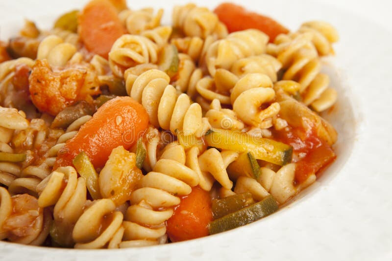 Pasta di verdure gastronomica con la salsa di pomodori immagini stock libere da diritti Pasta di verdure gastronomica con la salsa di pomodori immagini stock libere da diritti
