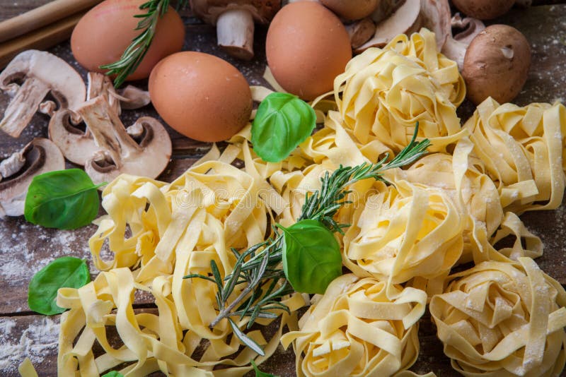 Pasta fresca italiana fotografia stock. Immagine di cucinato 109381974