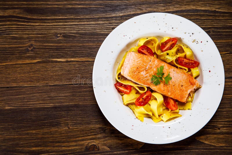 Pasta with grilled salmon and vegetables