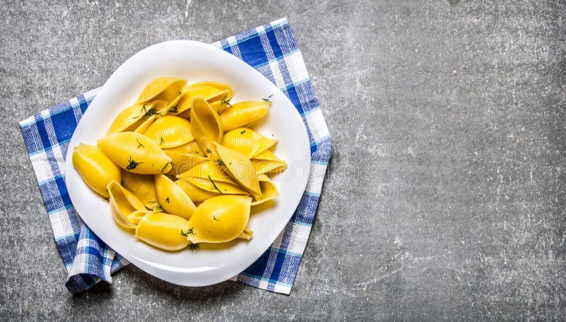 Pasta i den vita plattan på tyg På stentabellen royaltyfria foton Pasta i den vita plattan på tyg På stentabellen royaltyfria foton
