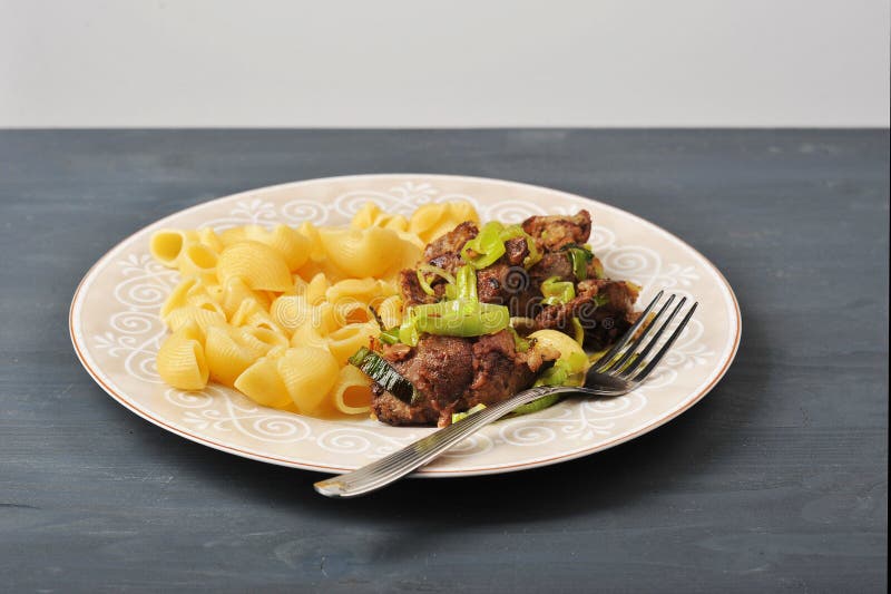 Pasta med den stekte lever och löken royaltyfria foton Pasta med den stekte lever och löken royaltyfria foton