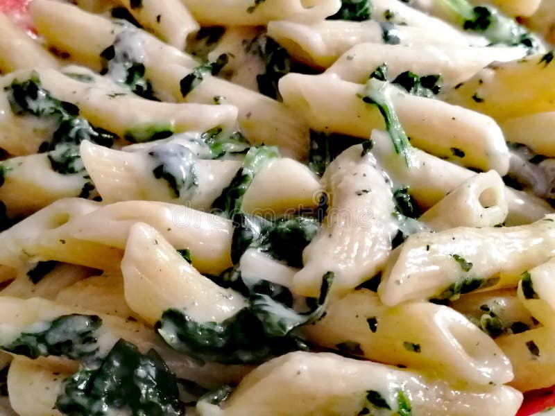 Pasta Mit Gorgonzola Und Spinat Stockfoto - Bild von nahrung ...