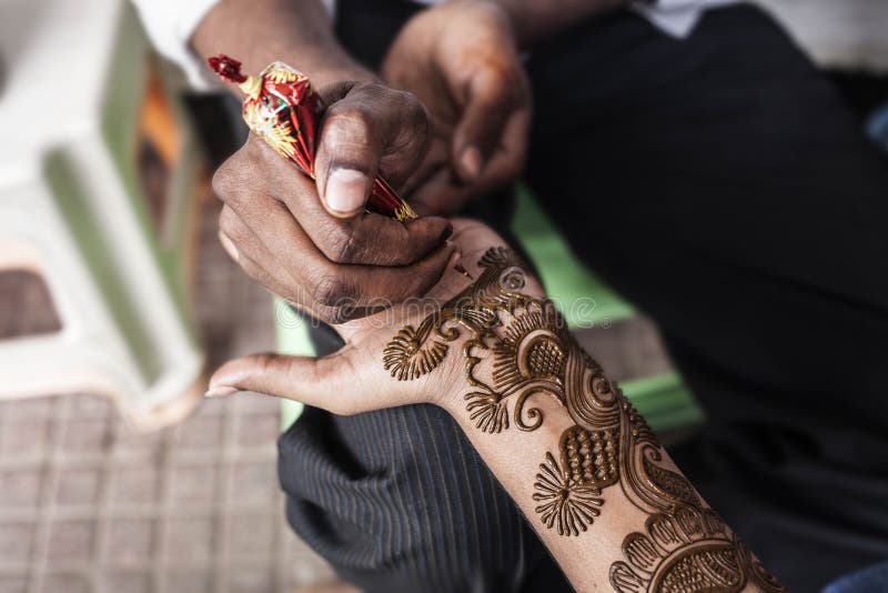 Pasta o mehndi indiana del hennè di usi del padrone della via fotografia stock libera da diritti Pasta o mehndi indiana del hennè di usi del padrone della via fotografia stock libera da diritti