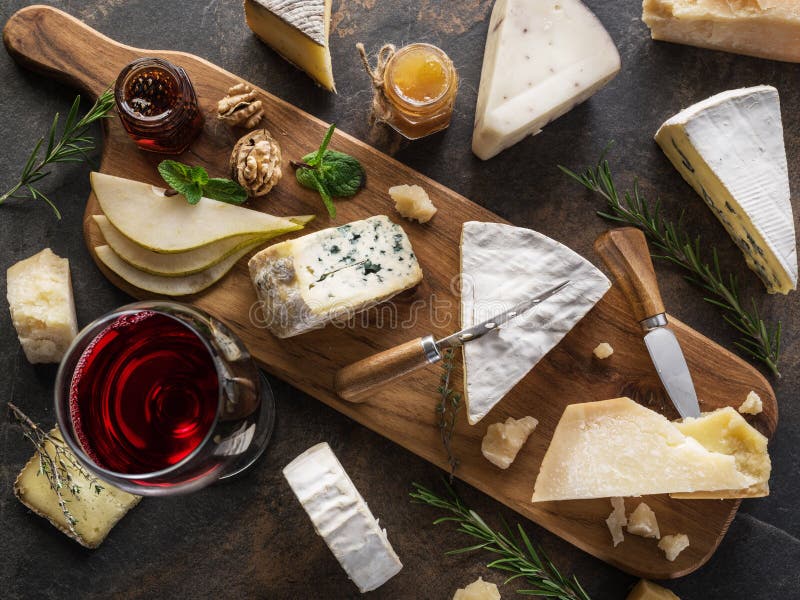 Pasta per formaggio con diversi formaggi frutta a guscio e vino su fondo di pietra. vista dall'alto. formaggio di starter fotografia stock