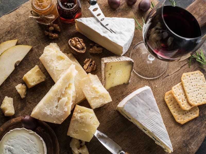 Pasta per formaggio con diversi formaggi frutta a guscio e vino su fondo di pietra. vista dall'alto. formaggio di starter fotografia stock