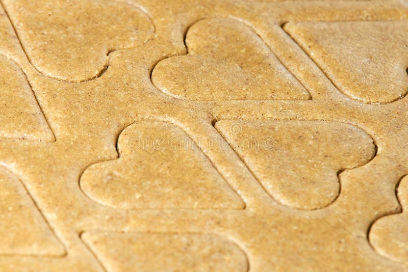 Pasta per i biscotti dello zenzero Cuore di forma Pasta pronta fotografia stock libera da diritti