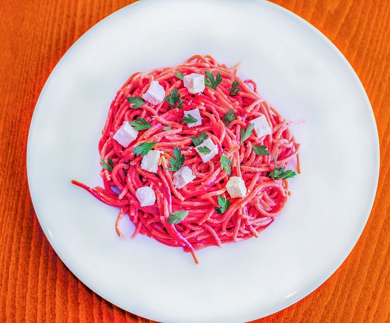 Pasta rosa su un piatto bianco fotografia stock libera da diritti Pasta rosa su un piatto bianco fotografia stock libera da diritti