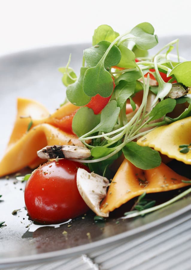 Pasta-Salat mit Tomaten, Rucola, Pilze, Kräuter.