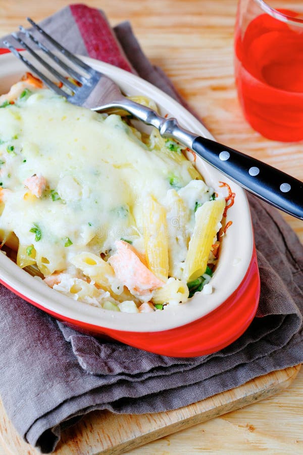 Pasta with salmon baked under cheese