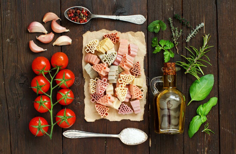 Pasta tricolore, verdure ed erbe fotografia stock libera da diritti Pasta tricolore, verdure ed erbe fotografia stock libera da diritti