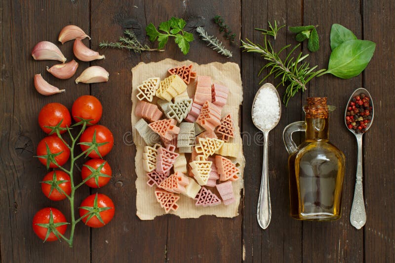 Pasta tricolore, verdure ed erbe fotografia stock libera da diritti Pasta tricolore, verdure ed erbe fotografia stock libera da diritti