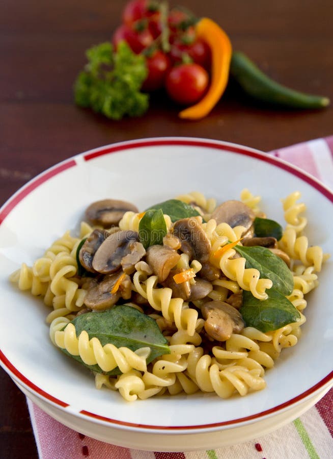 Pasta vegetariana fotografia stock. Immagine di inviare 51539652