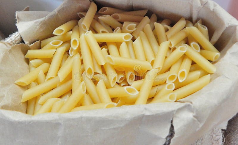 Pastamakaronipenne i en säck arkivfoton Pastamakaronipenne i en säck arkivfoton