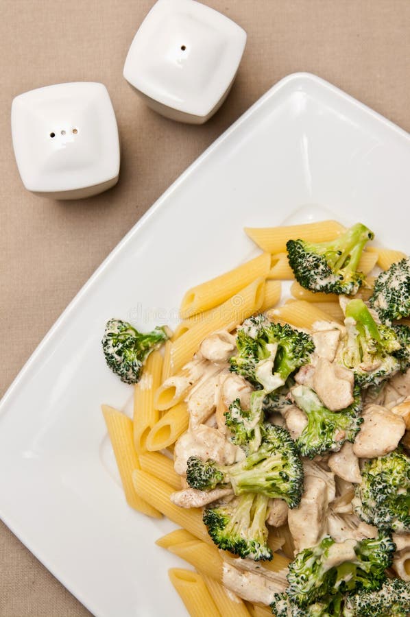 Pastas con el plato del pollo y del bróculi imágenes de archivo libres de regalías Pastas con el plato del pollo y del bróculi imágenes de archivo libres de regalías