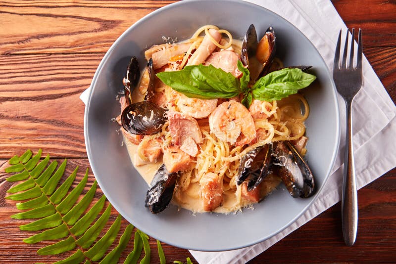 Pastas con los mejillones, calamar, salmón, gambas de los mariscos foto de archivo libre de regalías Pastas con los mejillones, calamar, salmón, gambas de los mariscos foto de archivo libre de regalías