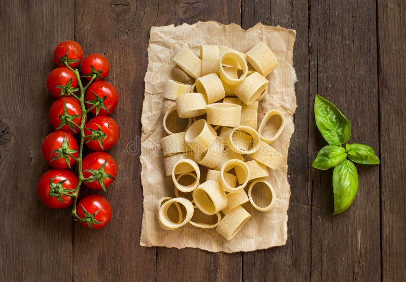 Pastas con los tomates y la albahaca fotografía de archivo libre de regalías Pastas con los tomates y la albahaca fotografía de archivo libre de regalías