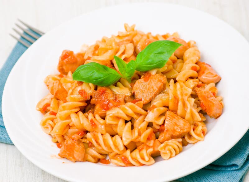 Ensalada De Pasta De Fusilli Con El Tomate, La Pechuga De Pollo, La