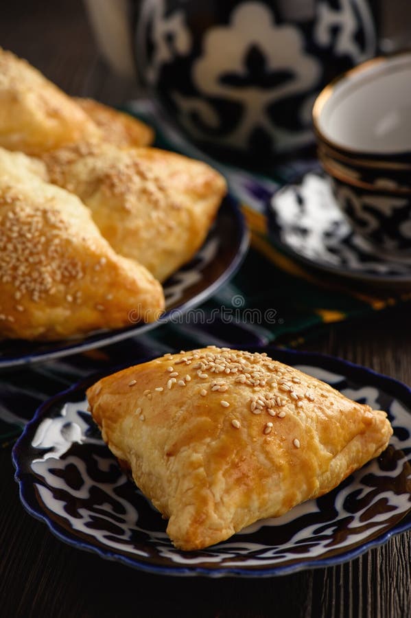 Pastas de hojaldre con el samosa de la carne - uzbek tradicional y pasrty indio imagenes de archivo Pastas de hojaldre con el samosa de la carne - uzbek tradicional y pasrty indio imagenes de archivo
