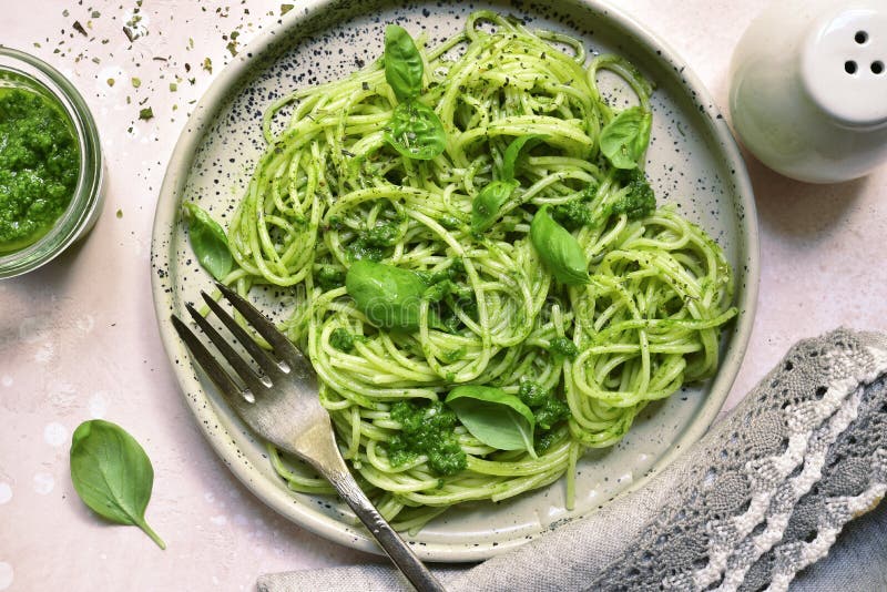 Pastas de los espaguetis con la salsa del pesto - plato tradicional de c italiana foto de archivo libre de regalías Pastas de los espaguetis con la salsa del pesto - plato tradicional de c italiana foto de archivo libre de regalías