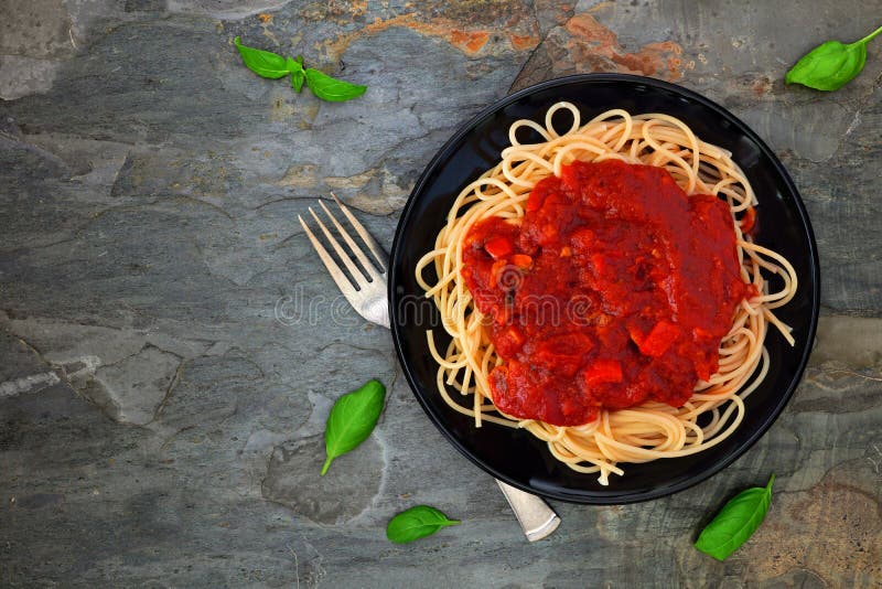 Pastas de los espaguetis con la salsa, las pimientas y las setas de tomate, sobre la visión sobre piedra oscura fotografía de archivo