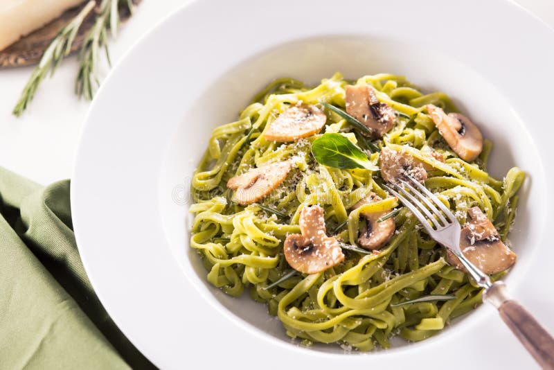 Pastas de los tallarines con pesto foto de archivo libre de regalías Pastas de los tallarines con pesto foto de archivo libre de regalías