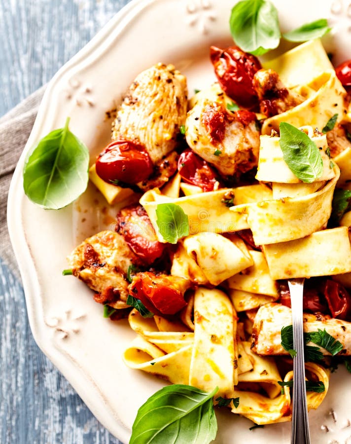 Pastas de los tallarines con los tomates asados a la parrilla del prendedero y de cereza del pollo imagenes de archivo Pastas de los tallarines con los tomates asados a la parrilla del prendedero y de cereza del pollo imagenes de archivo
