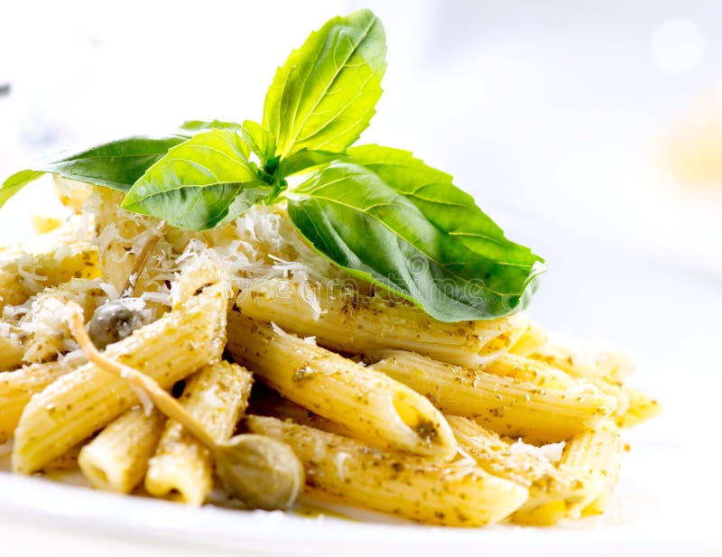 Pastas de Penne con la salsa de Pesto imagen de archivo Pastas de Penne con la salsa de Pesto imagen de archivo