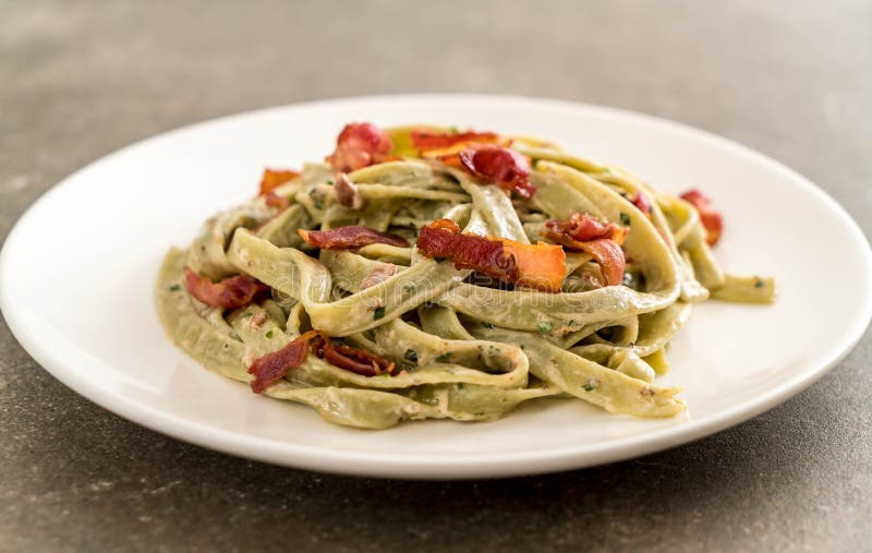 pastas del fettuccini de la espinaca con tocino fotografía de archivo pastas del fettuccini de la espinaca con tocino fotografía de archivo
