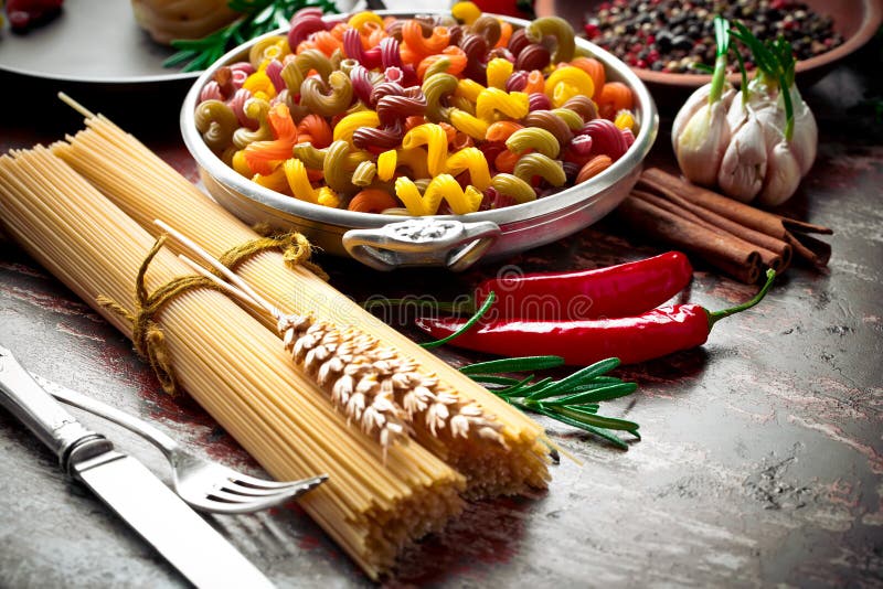 Pastas en la composición en la tabla fotografía de archivo libre de regalías