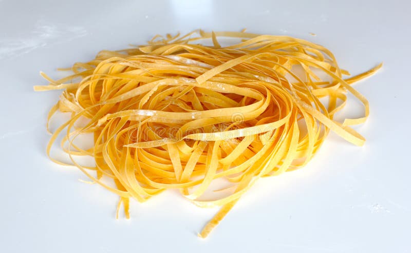 Pastas frescas formadas como sequedad del tagliatelle fotos de archivo Pastas frescas formadas como sequedad del tagliatelle fotos de archivo