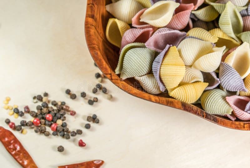 Pastas orgánicas deliciosas coloridas que cocinan preparaciones fotos de archivo libres de regalías Pastas orgánicas deliciosas coloridas que cocinan preparaciones fotos de archivo libres de regalías