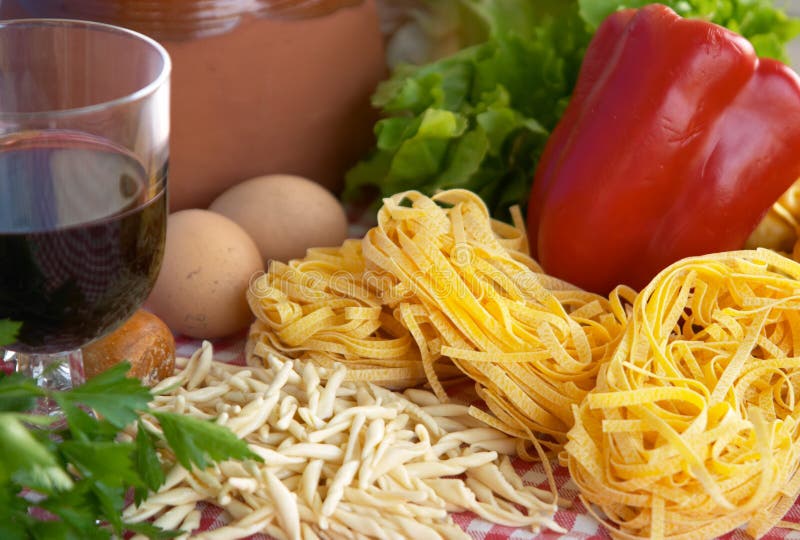Pastas, vehículos, huevo, vino foto de archivo libre de regalías