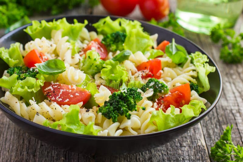 Sallad med broccoli fotografering för bildbyråer. Bild av banta - 36960443