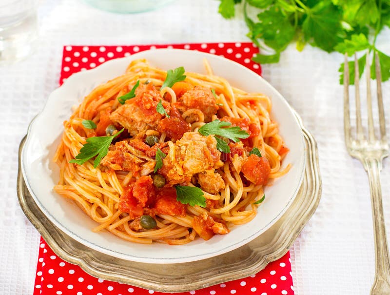 Pastaspagetti med tonfisk, kapris i tomatsås