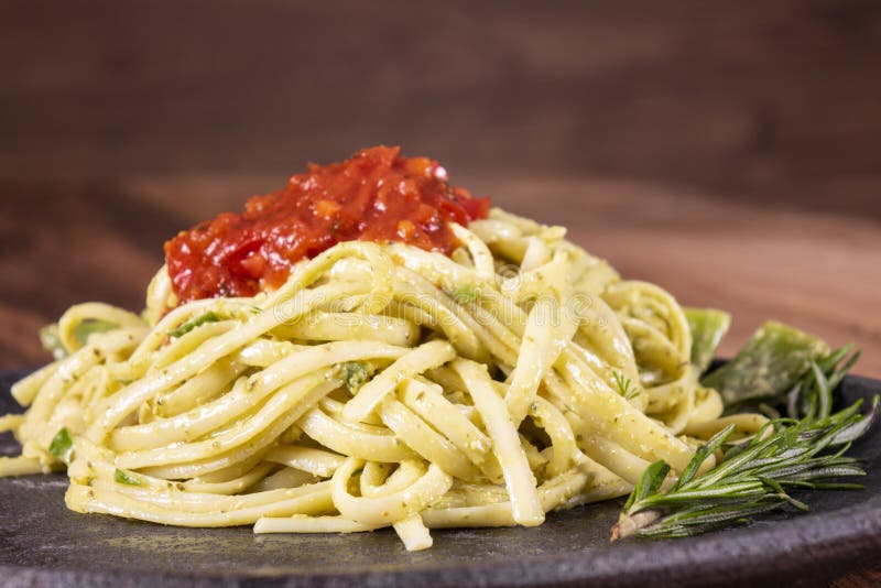 Pastaspagetti med zucchinin, basilika, kräm och ost på den svarta stentabellen royaltyfri foto Pastaspagetti med zucchinin, basilika, kräm och ost på den svarta stentabellen royaltyfri foto