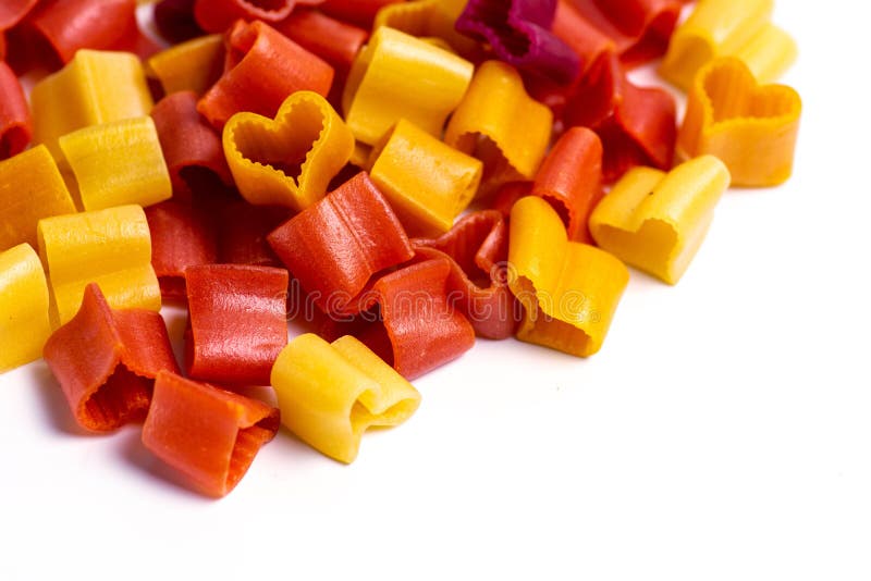 Paste di pasta piatta a forma di cuore colorate fotografie stock libere da diritti Paste di pasta piatta a forma di cuore colorate fotografie stock libere da diritti