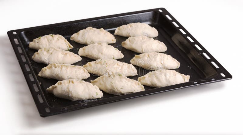 Pastei klaar voor baksel die op een zwart blad van het staalbaksel liggen drie stock foto's Pastei klaar voor baksel die op een zwart blad van het staalbaksel liggen drie stock foto's