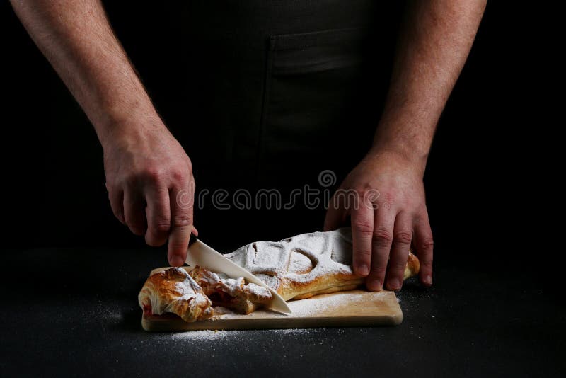 Pastei op dark met hand concept het verfraaien van bakkerij pastei die concept maken stock foto Pastei op dark met hand concept het verfraaien van bakkerij pastei die concept maken stock foto